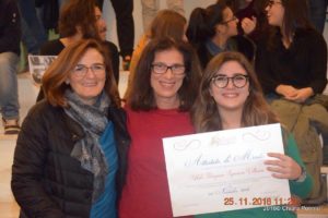 La vincitrice Miriam Consolino con le docenti Giuseppina Balsamo e Graziella Barbera